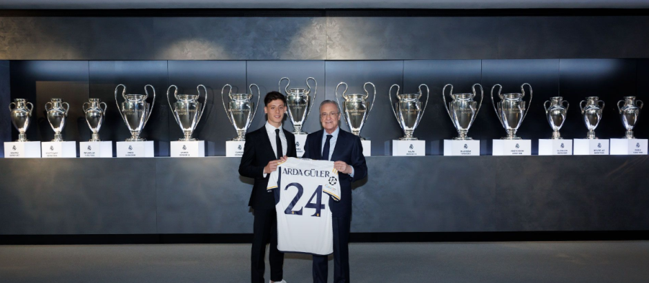 Arda Güler posa con la camiseta del Real Madrid junto a Florentino Pérez