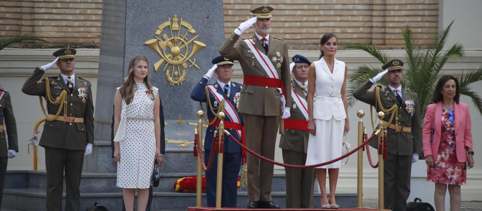 Los Reyes junto a la princesa Leonor y la ministra de Defensa, Margarita Robles, durante la entrega de despachos a los nuevos oficiales del Ejército de Tierra