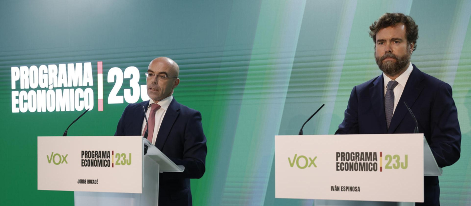 El vicepresidente de Acción Política de Vox, Jorge Buxadé y su portavoz en el Congreso, Iván Espinosa de los Monteros presentan el programa económico