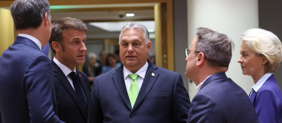 El primer ministro húngaro Viktor Orbán habla en un corro con otros mandatarios europeos, entre ellos Emmanuel Macron y Ursula Von der Leyen, durante la última reunión del Consejo Europeo con motivo de la guerra de Ucrania.