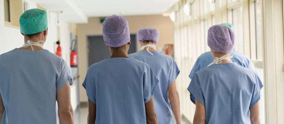 Enfermeras y enfermeros en el pasillo de un hospital