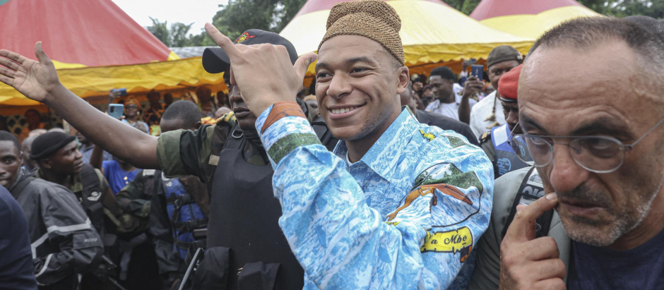 Mbappé, en su visita a Camerún