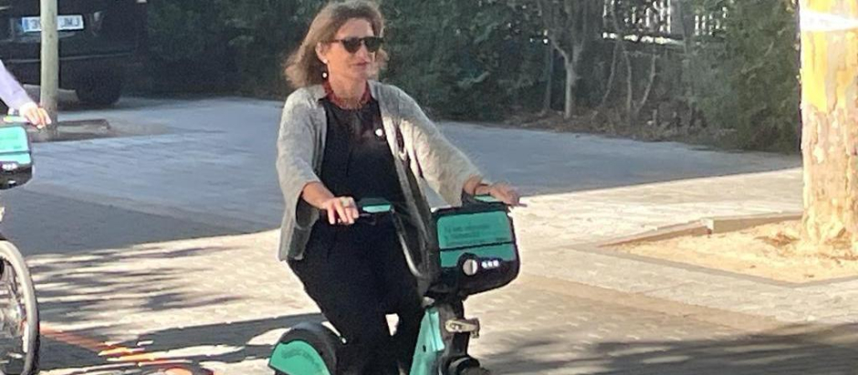 Teresa Ribera, llegando a la reunión de Valladolid en bicicleta