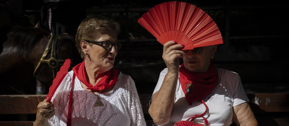 Dos mujeres alivian con abanicos el calor este lunes en Pamplona donde