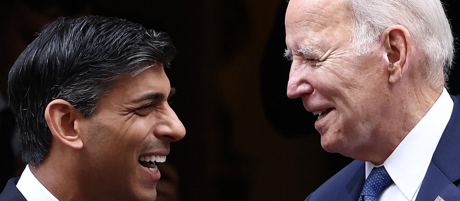 US President Joe Biden shakes hands with Britain's Prime Minister Rishi Sunak as he leaves from 10 Downing Street in central London on July 10, 2023, after meeting with Britain's Prime Minister. US President Joe Biden was in Britain on Monday for a brief visit to his key ally during which he met with Prime Minister Rishi Sunak before meeting King Charles III, and going on to a NATO summit in Lithuania. (Photo by HENRY NICHOLLS / AFP)