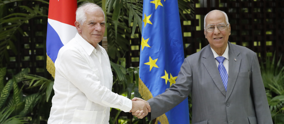 Josep Borrell, con el viceprimer ministro y ministro de Comercio Exterior cubano, en su visita a la isla