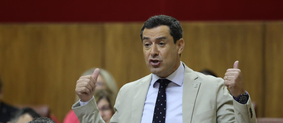 El presidente de la Junta de Andalucía, Juanma Moreno, en el pleno del Parlamento andaluz