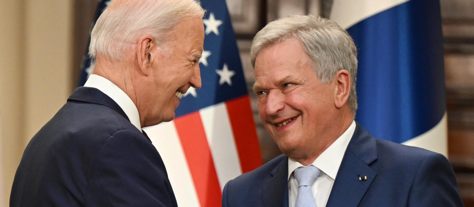 US President Joe Biden shakes hands with Finland's President Sauli Niinisto after a joint press conference after the US-Nordic leaders summit in Helsinki on July 13, 2023. (Photo by ANDREW CABALLERO-REYNOLDS / AFP)