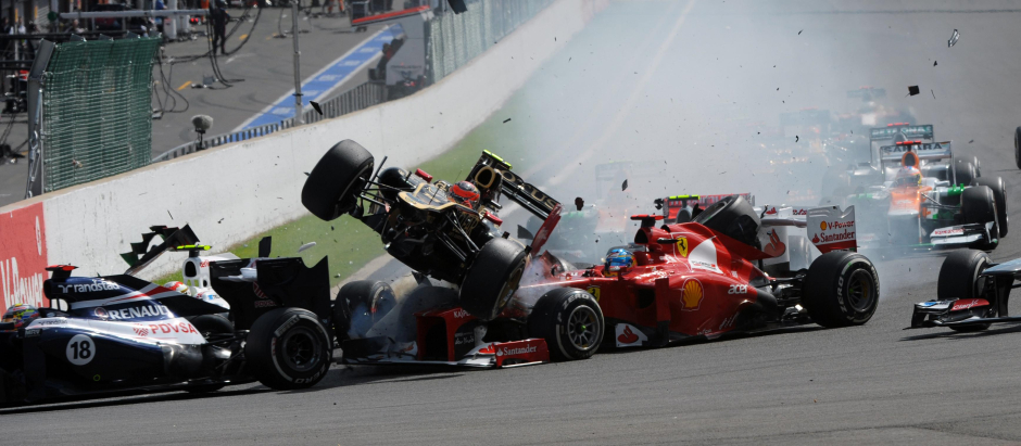 El Lotus de Grosjean pasa por encima del Ferrari de Alonso en la salida del GP de Bélgica de 2012