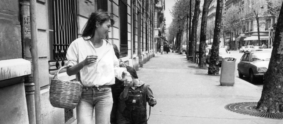 Jane Birkin y sus hijas Kate y Charlotte Gainsbourg caminando por la calle