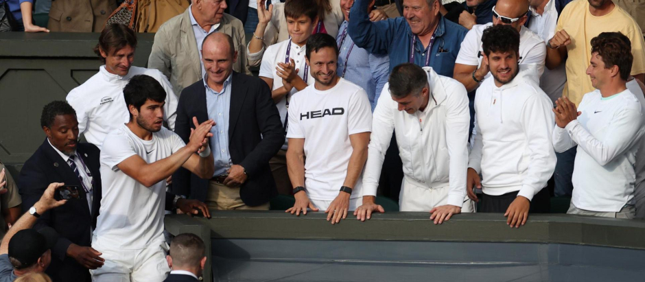 Carlos Alcaraz aplaude a su equipo en el box tras ganar Wimbledon