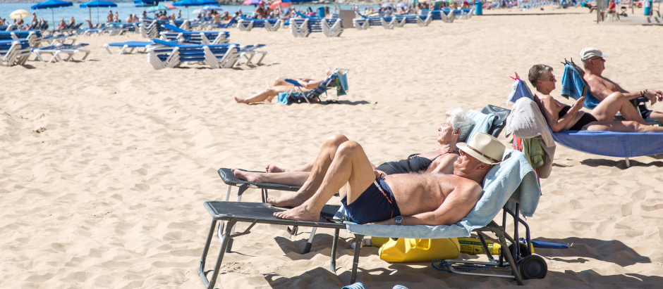 Numerosas personas toman el sol en la playa de Poniente, Alicante