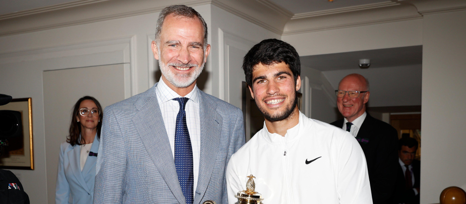 Carlos Alcaraz posa con el título de Wimbledon junto al Rey Felipe VI