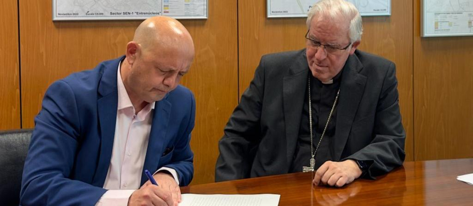 El alcalde de Dos Hermanas, Francisco Rodríguez, firma el acuerdo de cesión ante Monseñor José Ángel Saiz