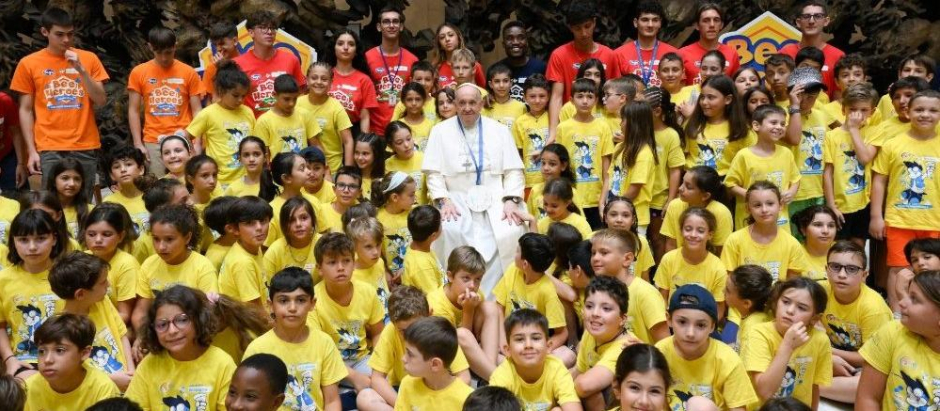 El Papa Francisco con los niños del campamentos del Vaticano