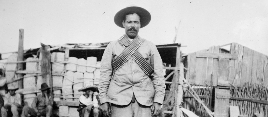 Pancho Villa ataviado con bandoleras