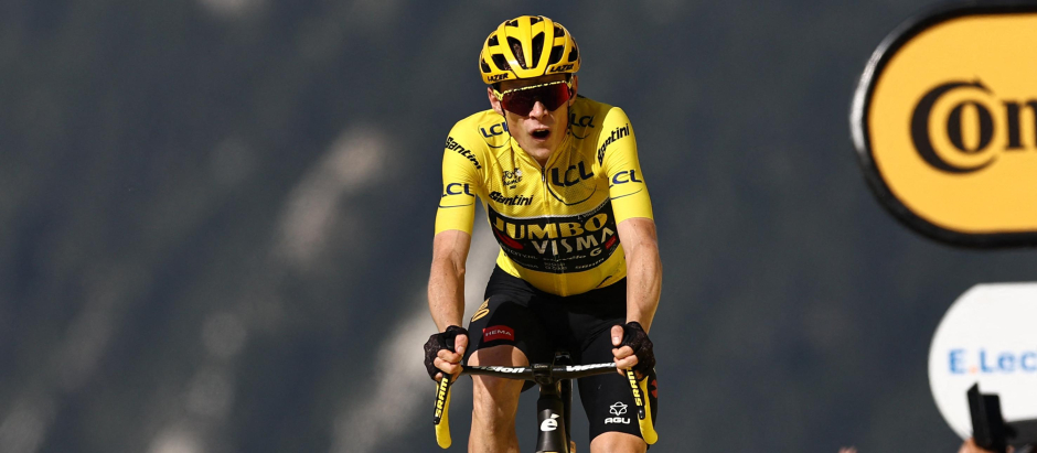 Jonas Vingegaard entrando a la meta en la etapa reina del Tour de Francia