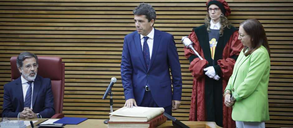 El presidente de la Generalitat Valenciana, Carlos Mazón, jurando su cargo.