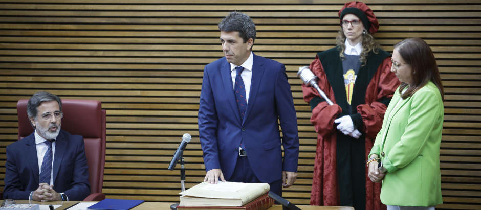El presidente de la Generalitat Valenciana, Carlos Mazón, jurando su cargo.