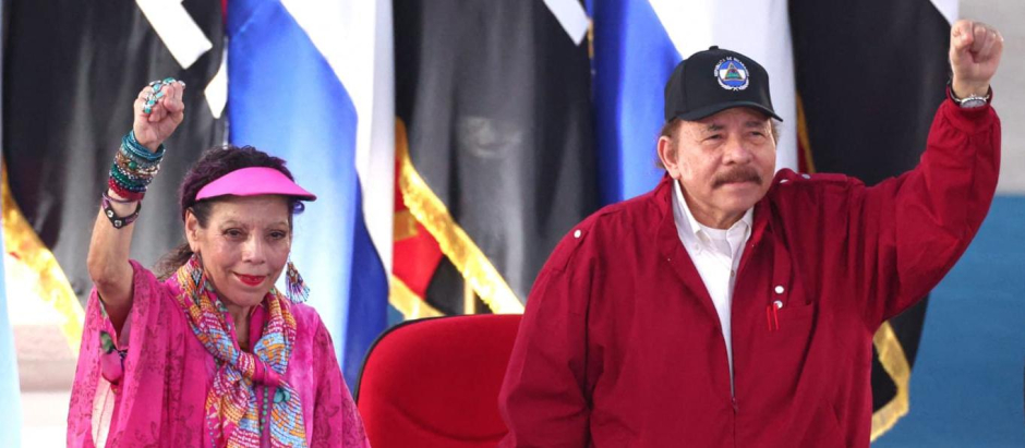 This handout picture released by the Nicaraguan Presidency shows Nicaragua's President Daniel Ortega (R) and his wife and Vice-President Rosario Murillo (L) greeting supporters during an act to commemorate the 44th anniversary of the Nicaraguan Revolution in Managua, on July 19, 2023. (Photo by Jairo CAJINA / Nicaraguan Presidency / AFP) / RESTRICTED TO EDITORIAL USE - MANDATORY CREDIT "AFP PHOTO / NICARAGUAN PRESIDENCY / JAIRO CAJINA" - NO MARKETING NO ADVERTISING CAMPAIGNS - DISTRIBUTED AS A SERVICE TO CLIENTS