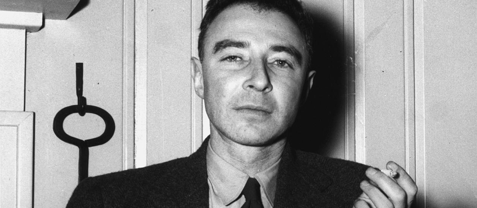 Oppenheimer en 1946 con su característico cigarrillo