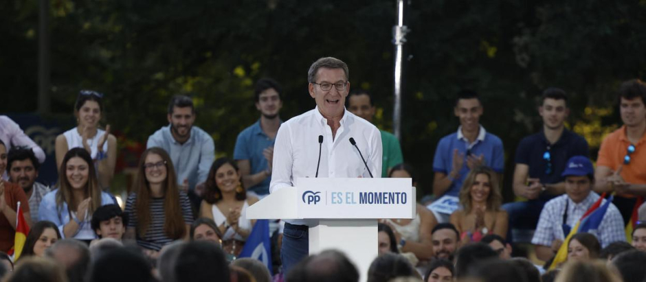 MADRID, 20/07/2023.- El candidato del PP a la presidencia, Alberto Núñez Feijóo (c), protagoniza un mitin celebrado este jueves en Madrid. EFE/ Juanjo Martín