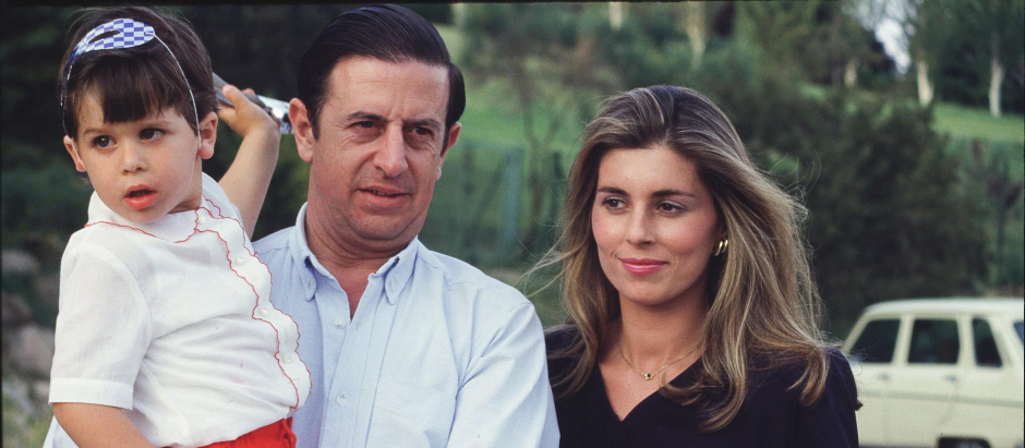 Fernando Falcó y Marta Chavarri con su hijo Álvaro Falcó Chavarri
circa 1988