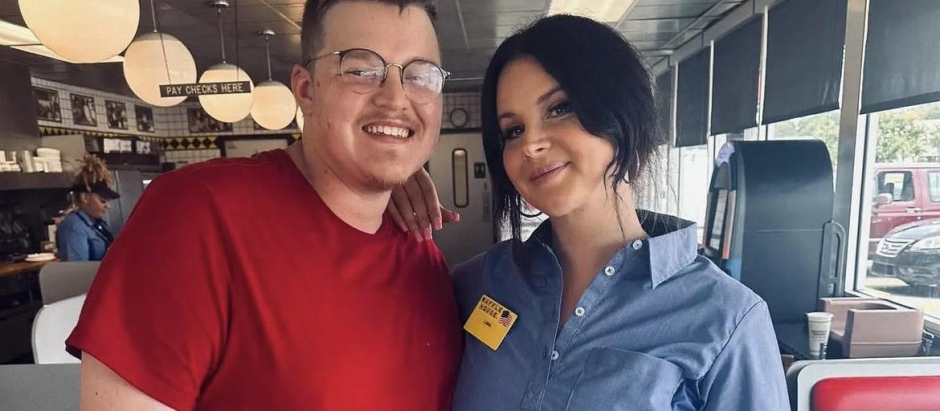 Lana del Rey posa con un fan vestida con el uniforme de camarera de Waffle House