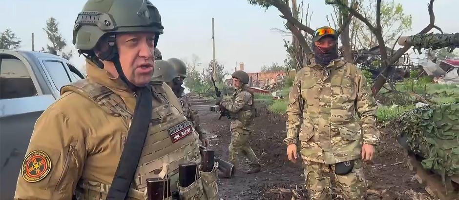 Wagner Group founder Yevgeny Prigozhin (L) addresses his units withdrawing from Bakhmut, the city captured from the Ukrainian Armed Forces. May 25, 2023. Wagner forces have begun withdrawing from Bakhmut and will hand over positions to the Russian army, says the mercenary group's chief Yevgeny Prigozhin, having claimed to have captured Ukraine's eastern city.
Russian Military Begins to Replace Wagner Forces in Bakhmut, Ukraine - 25 May 2023