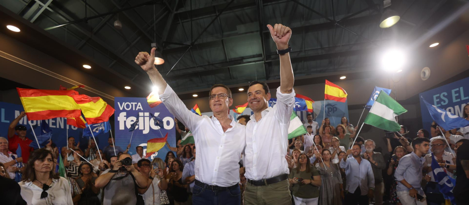 Alberto Núñez Feijóo y Juanma Moreno, en un mitin del PP en Cádiz