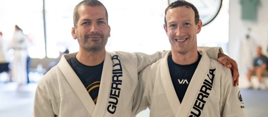 Mark Zuckerberg recoge el diploma que le acredita como cinturón azul en jiu jitsu