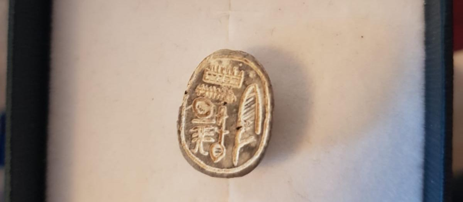 El sello talismán con forma de escarabajo pelotero