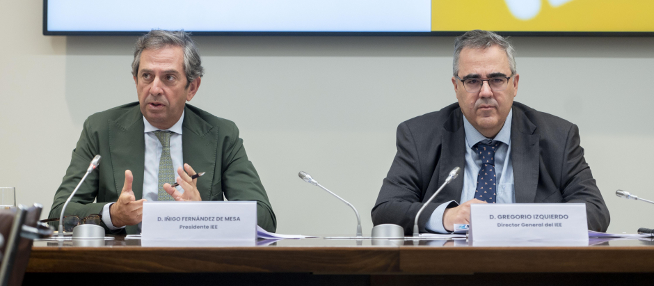 El presidente y el director General del Instituto de Estudios Económicos, Íñigo Fernández de Mesa (i) y Gregorio Izquierdo (d)
