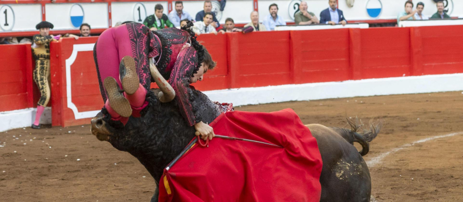 El torero Andrés Roca Rey es embestido por el toro este martes, durante el cuarto día de la Feria de Santiago de Santander