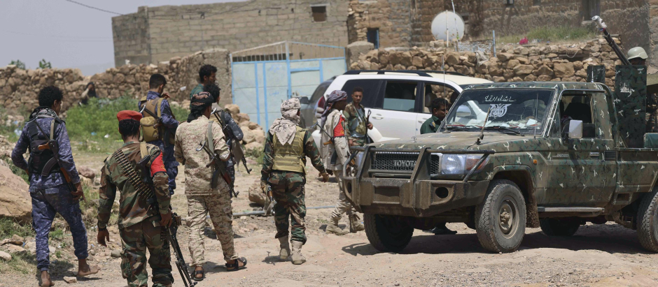 Los miembros de las fuerzas de seguridad realizan una operación de búsqueda tras el asesinato de un miembro del personal del Programa Mundial de Alimentos (PMA) un día antes en la ciudad de Turbah, Yemen