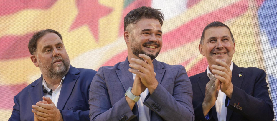 De izquierda a derecha: Oriol Junqueras y Gabriel Rufián (ERC) y Arnaldo Otegi (Bildu)