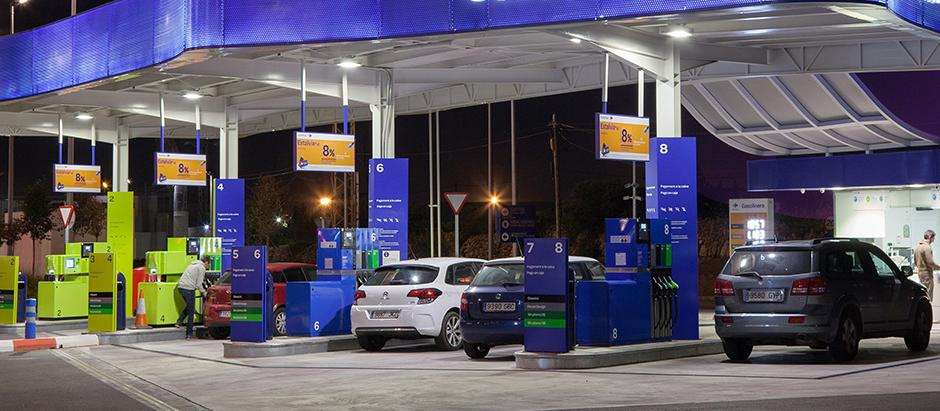 Las gasolineras low cost amplían su diferencial de precio