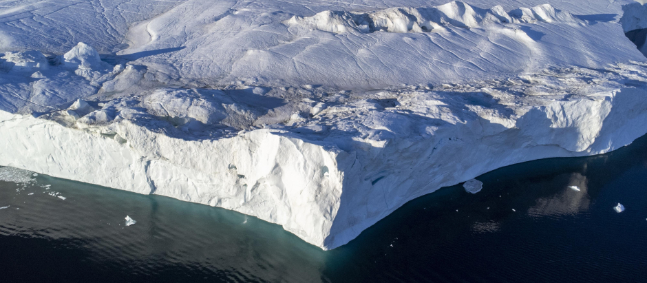 Una foto aérea muestra icebergs flotando en Disko Bay, Ilulissat, oeste de Groenlandia