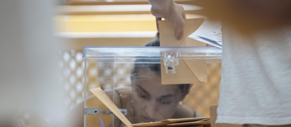 Varias personas ejercen su derecho al voto en un colegio electoral de San Sebastián