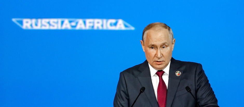 El presidente ruso, Vladimir Putin, pronuncia un discurso en la sesión plenaria de la segunda cumbre Rusia-África en San Petersburgo