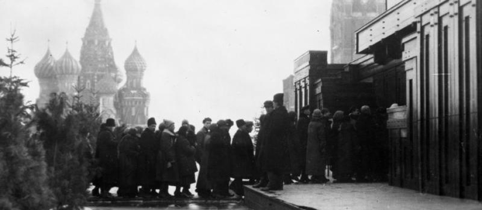 La afluencia diaria a la tumba de Lenin, abierta día y noche y visitada por todos los estratos de la población.