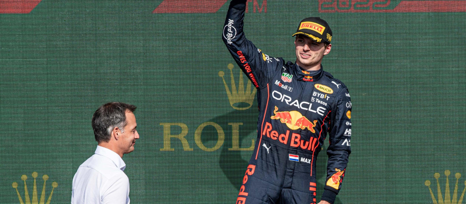 Alexander de Croo le entrega a Verstappen el título de campeón en Bélgica