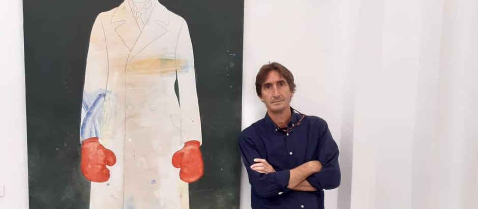 El pintor valenciano Ximo Amigó, junto a una de las pinturas de la exposición 'El hombre dibujado'