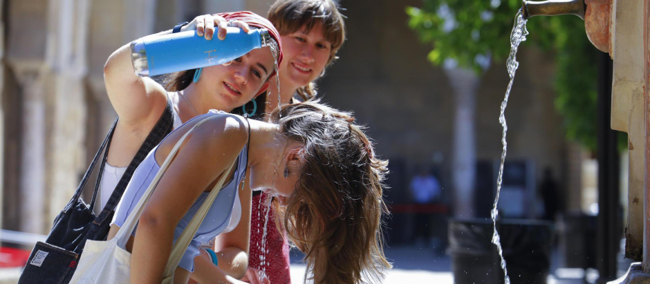 Unas turistas se refrescan en la Fuente de los Naranjos de la mezquita-catedral de Córdoba