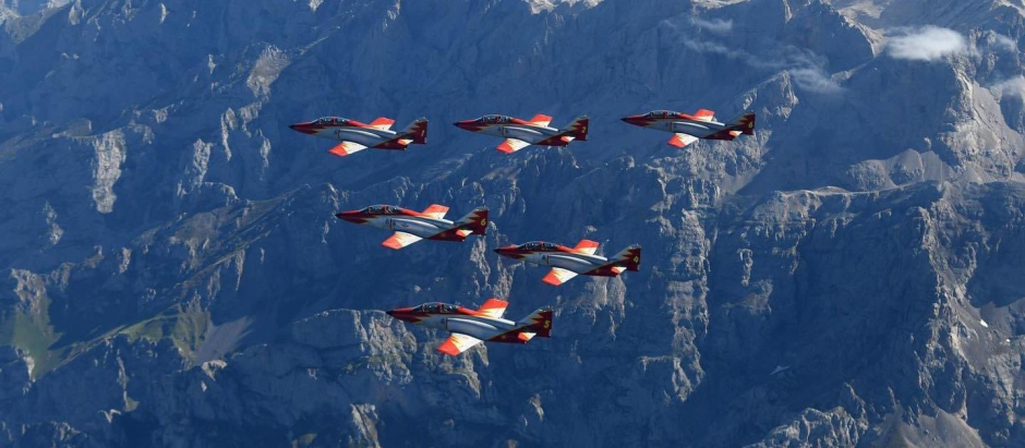 Espectacular imagen de la Patrulla Águila del Ejército del Aire en formación sobrevolando los Picos de Europa
