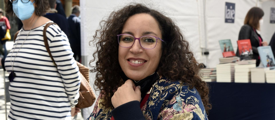 La escritora Najat El Hachmi, en una firma de libros, en 2021