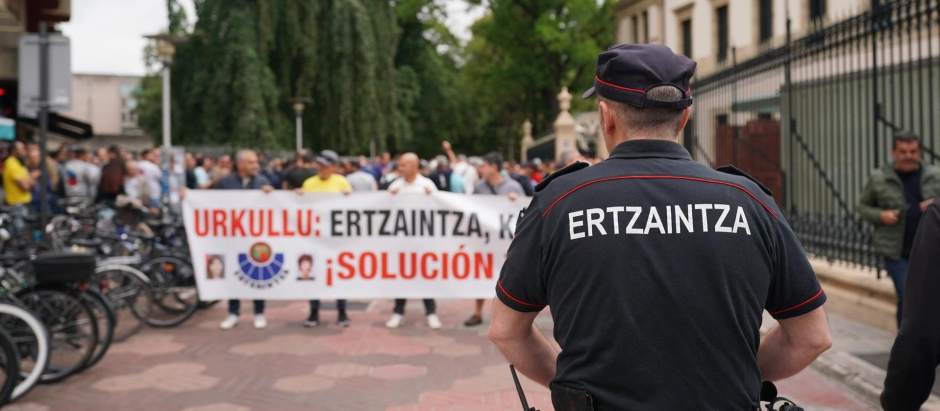 Un agente de la policía vasca, en una manifestación de ertzainas