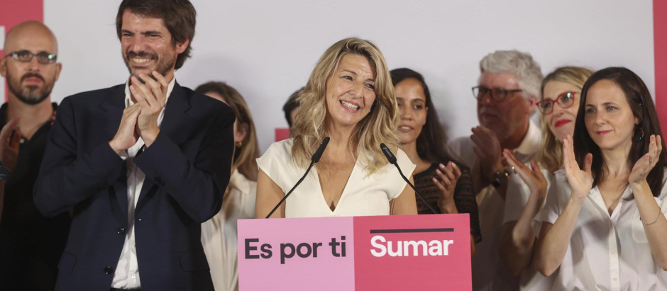 La líder de Sumar, Yolanda Díaz, rodeada de su equipo, el pasado 23-J