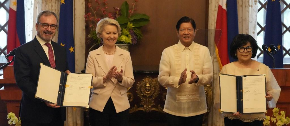 El presidente filipino Ferdinand Marcos Jr. y la presidente de la Comisión Europea Ursula von der Leyen durante la reunión mantenida en palacio presidencial de Malacañang, en Manila