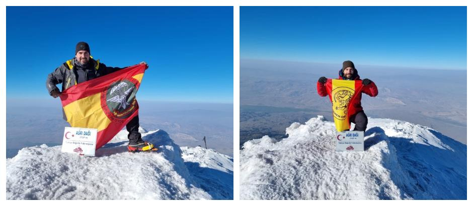 Los sargentos Cobos y Rodríguez, posan con la bandera de España en el pico más alto de Turquía